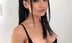 Фото з оголошення проститутки